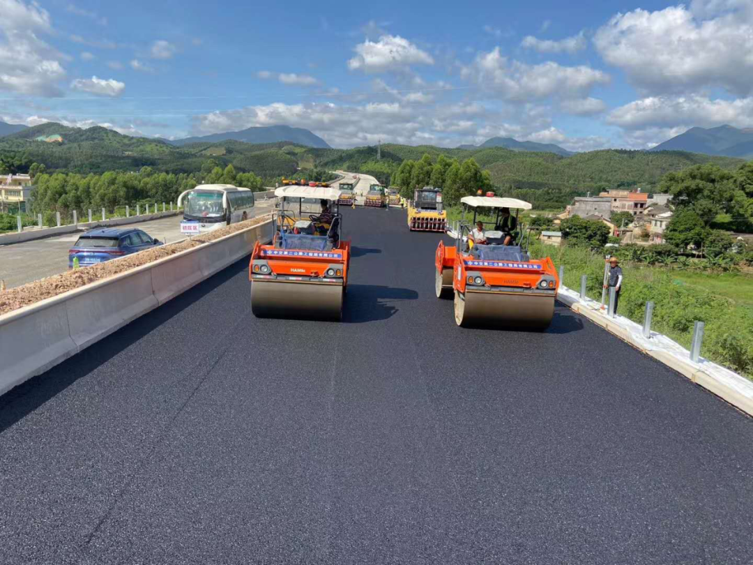 大潮高速项目路面工程进展顺利